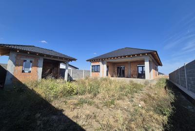 CASĂ LA SOL 143 mp utili 4 camere, 620 mp teren Via Carmina Comision 0 - 7