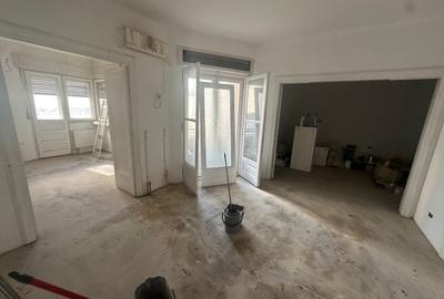 Apartament cu 3 camere semidecomandat în Cișmigiu