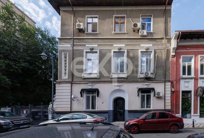 Apartament cu 5 camere decomandat, mobilat în Romană