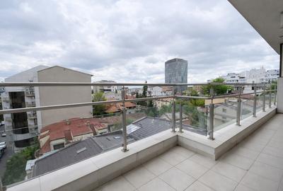 Apartament cu 3 camere semidecomandat în Dorobanți