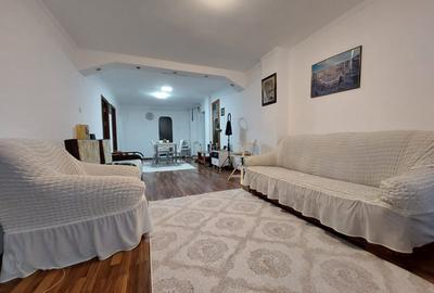 Apartament cu 3 camere semidecomandat, mobilat în Faleza Nord