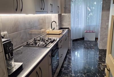 Apartament cu 3 camere decomandat în Nicolina