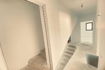 Duplex cu 4 camere si mansarda. Curte 250 mp. Comision 0 - 17
