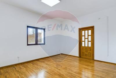 Casa cu 5 camere de inchiriat 210 mp | Eroii Revolutiei - 23