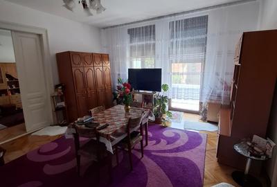 Apartament cu 3 camere semidecomandat în Central