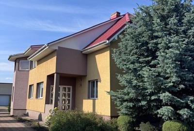 Casă individuală cu 6 camere în Siret