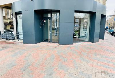 Showroom stradal cu trafic intens .