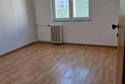 Apartament cu 3 camere decomandat în Vitan
