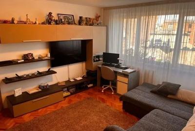 Apartament cu 3 camere semidecomandat, mobilat în Obor