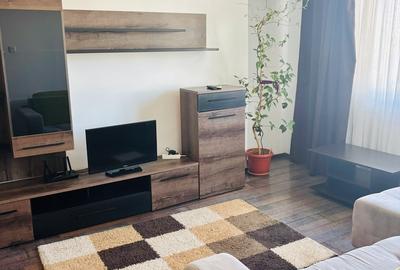 Apartament cu 3 camere semidecomandat în Obor