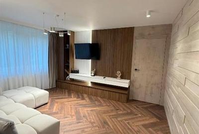 Apartament cu 3 camere semidecomandat în Ștefan cel Mare