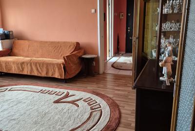 Apartament cu 3 camere semidecomandat în Colentina