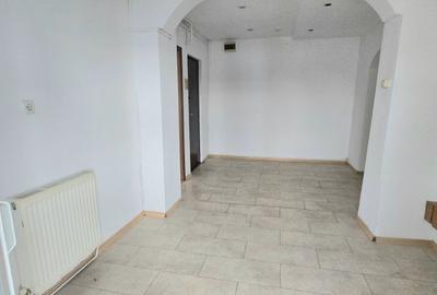 Apartament cu 3 camere decomandat în Micro 6