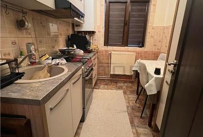 Apartament cu 3 camere semidecomandat în Podu Roș