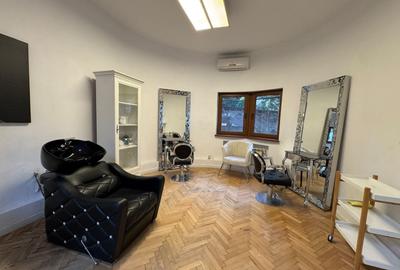 Apartament cu 3 camere semidecomandat în P-ța Victoriei