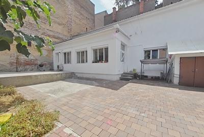 Apartament cu 2 camere semidecomandat, mobilat în Central