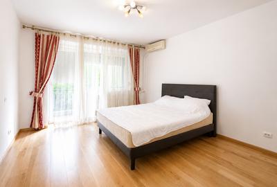 Apartament cu 4 camere semidecomandat în P-ța Victoriei