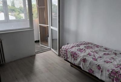 Apartament cu 3 camere semidecomandat, mobilat în Grivița
