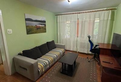 Apartament cu 3 camere semidecomandat în Podu Roș