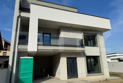 Casă individuală cu 10 camere în Micro 3