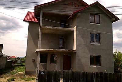 Casă individuală cu 5 camere în Petrești