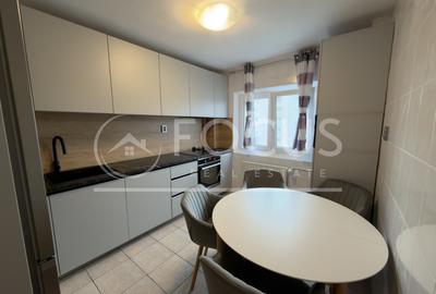 Apartament cu 3 camere semidecomandat, mobilat în Tei