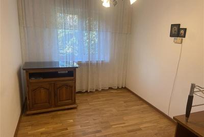 Apartament 3 camere , strada Bucegi - Policlinica 2,   etaj 1 3 , decomandat , i - 11