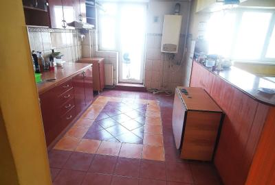 Apartament cu 4 camere decomandat în Micro 18