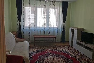 Apartament cu 3 camere semidecomandat în Centru Civic
