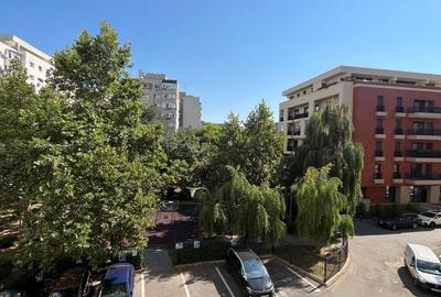Apartament cu 4 camere semidecomandat, mobilat în P-ța Victoriei