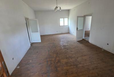 De vanzare spatiu comercial - COMARNIC la DN1 - 22