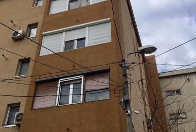 Apartament cu 3 camere decomandat în Broșteni