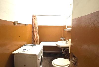 Garsoniera 30mp etaj 1 zona buna Pret 34.000eur neg - 2