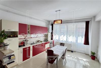 Apartament de vanzare cu 3 camere, balcon + parcare, mobilat si utilat - 1