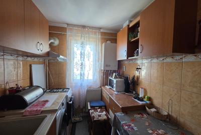 Apartament 3 camere etaj 4 zona liceu Emil Botta Adjud - 9