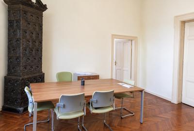 Birou, de 60.00 mp, în Universitate