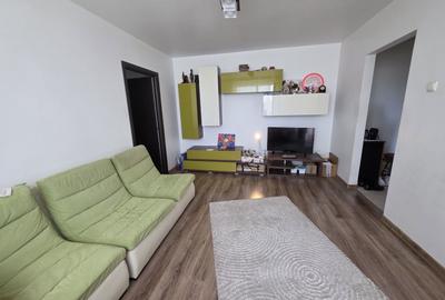 Apartament cu 3 camere semidecomandat, mobilat în Far
