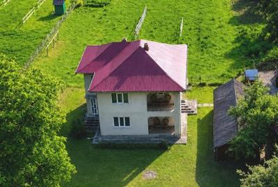 Casă individuală cu 5 camere în Poiana Teiului