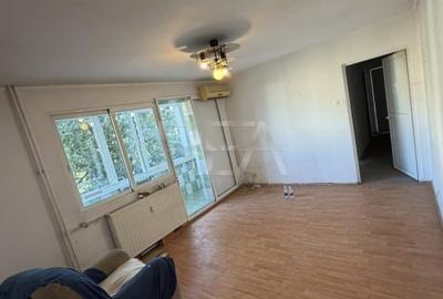 Apartament cu 4 camere semidecomandat în Apusului