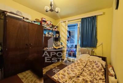 Apartament cu 4 camere semidecomandat, mobilat în Dacia