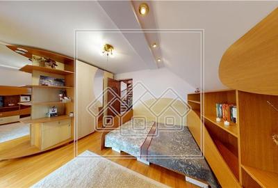 Casa individuala de vanzare - 7 camere, 278 mp utili - Strand - 25