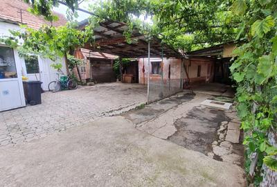 Casa formata din doua apartamente, cu curte de 450 mp, in zona Trei Stejari - 4