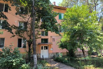 Apartament cu 3 camere semidecomandat în Cioceanu