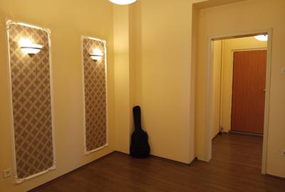 Apartament cu 3 camere semidecomandat în P-ța Unirii
