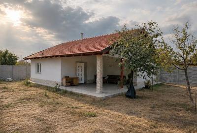 Casa renovata anul trecut  cu 1100 mp de teren in localitatea Les - 1