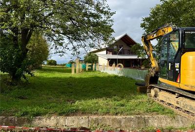 Teren Construcții intravilan de 1750 mp, în Adâncata