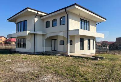 Casă individuală cu 4 camere în Sângeorgiu de Mureș