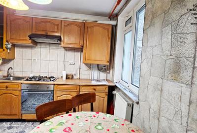 Apartament cu 3 camere semidecomandat, mobilat în Dărmănești