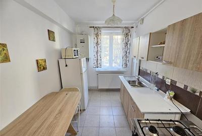 Apartament cu 2 camere decomandat, mobilat în Cornișa