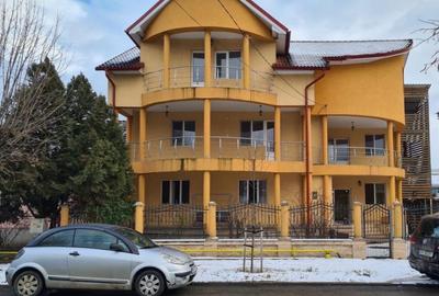 Apartament cu 4 camere și curte comună de vânzare - 1